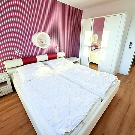 15 Im Haus Huehnergott Зеллин